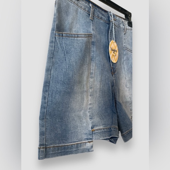 Hayden Los Angeles H6392 Women's Medium Light Wash Step Hem Denim Shorts, Size L - Picture 2 of 6
